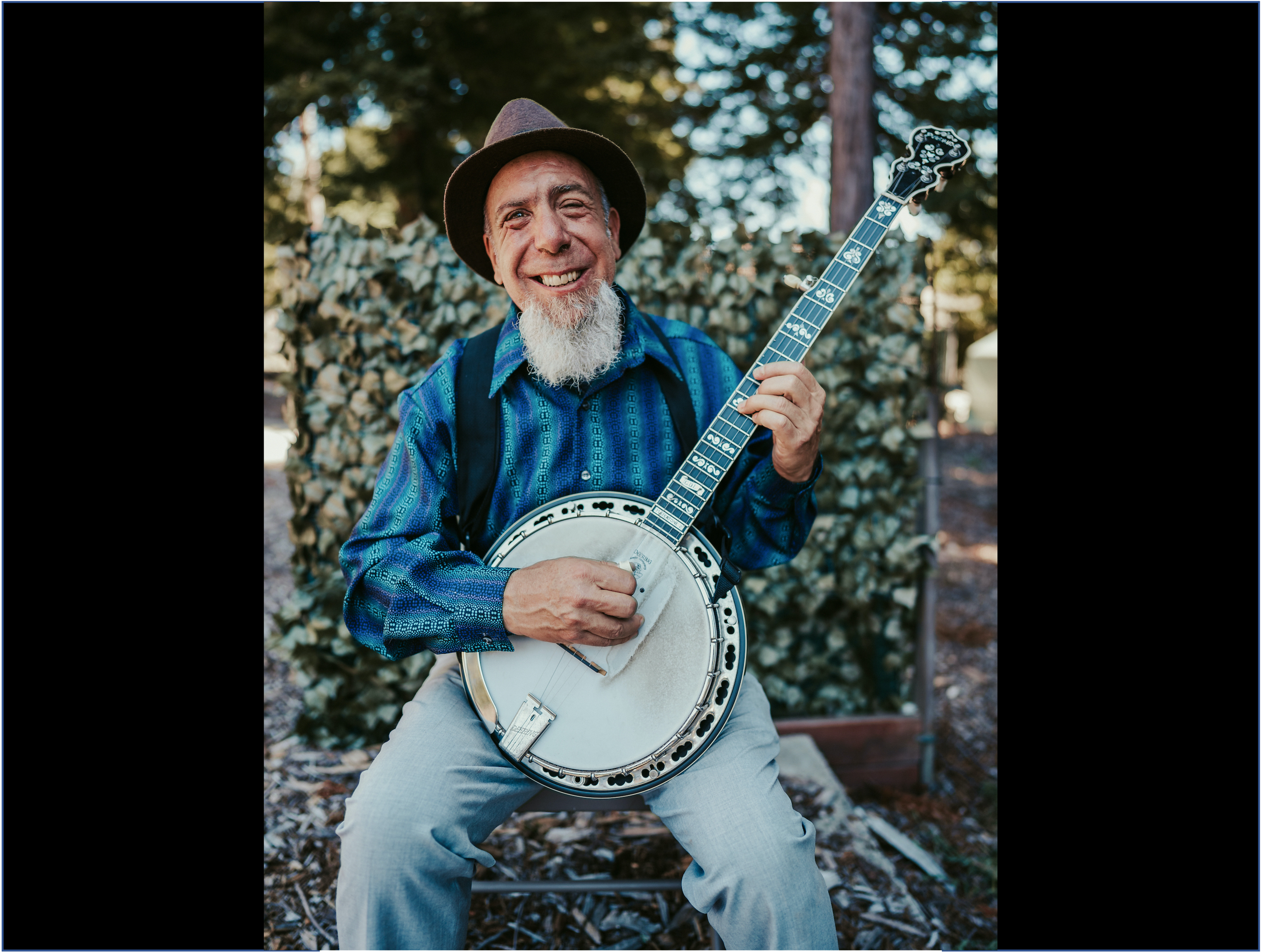 Banjer playing banjo 